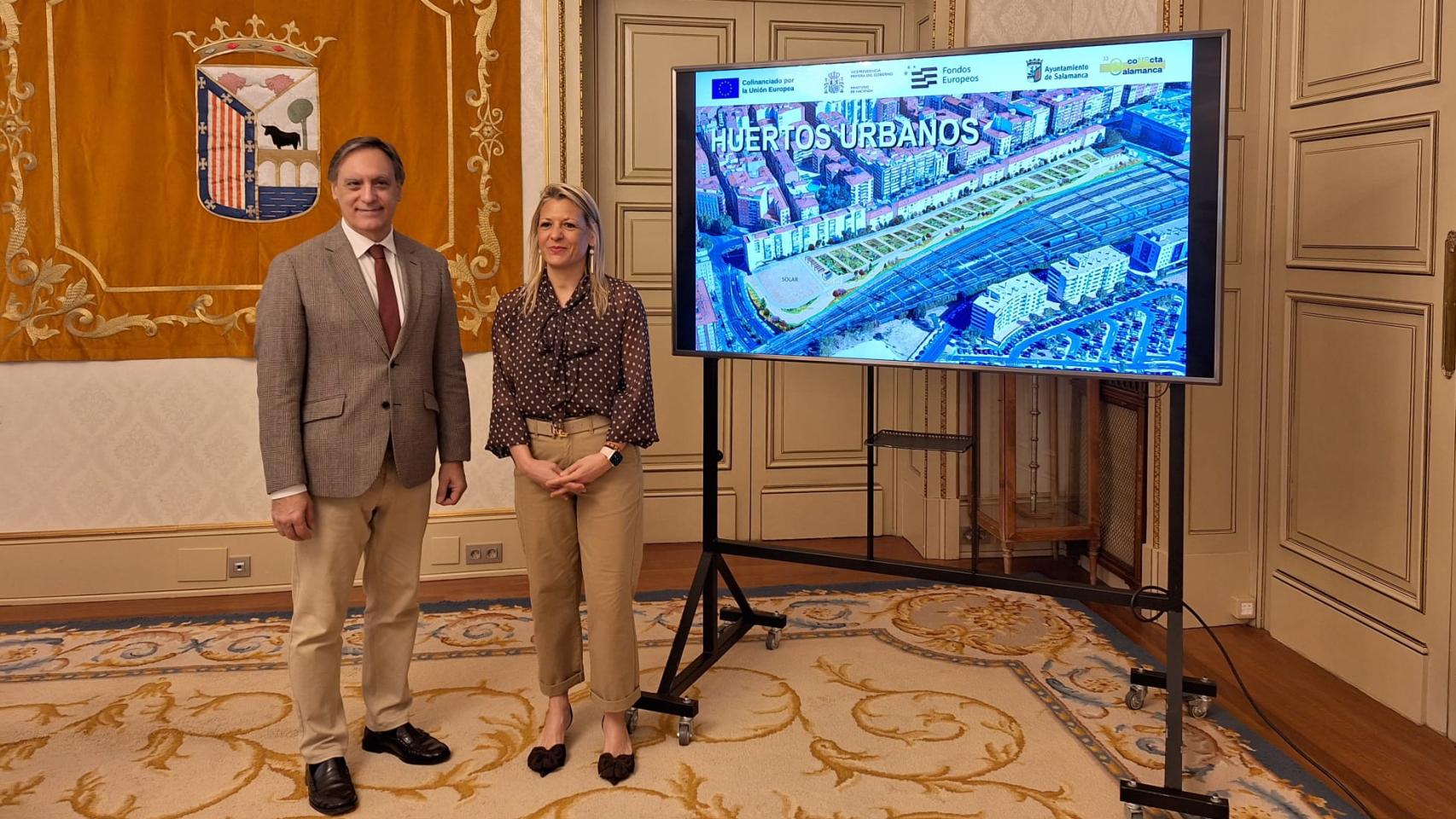 El alcalde, Carlos García Carbayo, junto a la concejala de Medio Ambiente y Bienestar Animal, María José Coca Sánchez en la presentación del proyecto.