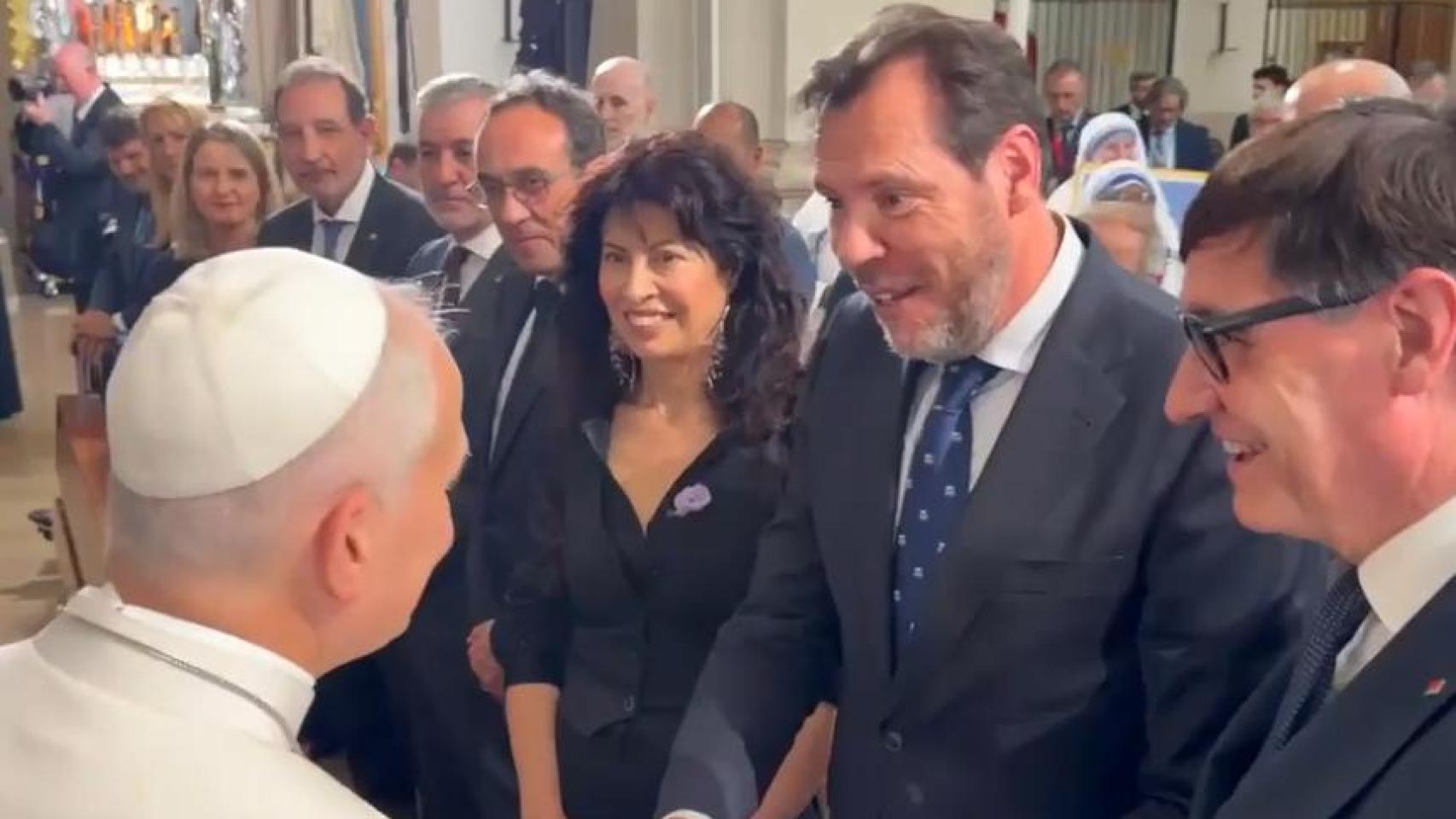 Puente saluda y entrega al regalo al Papa León XIV. 