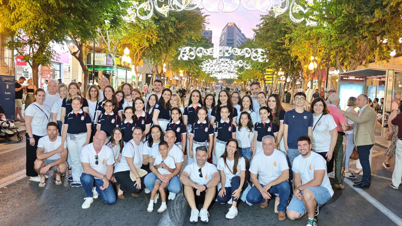 La familia festera en el encendido de las luces de las Hogueras de Alicante.