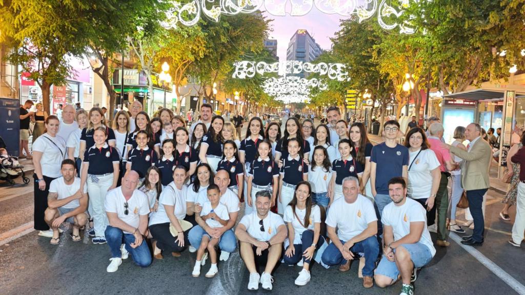 La familia festera en el encendido de las luces de las Hogueras de Alicante.