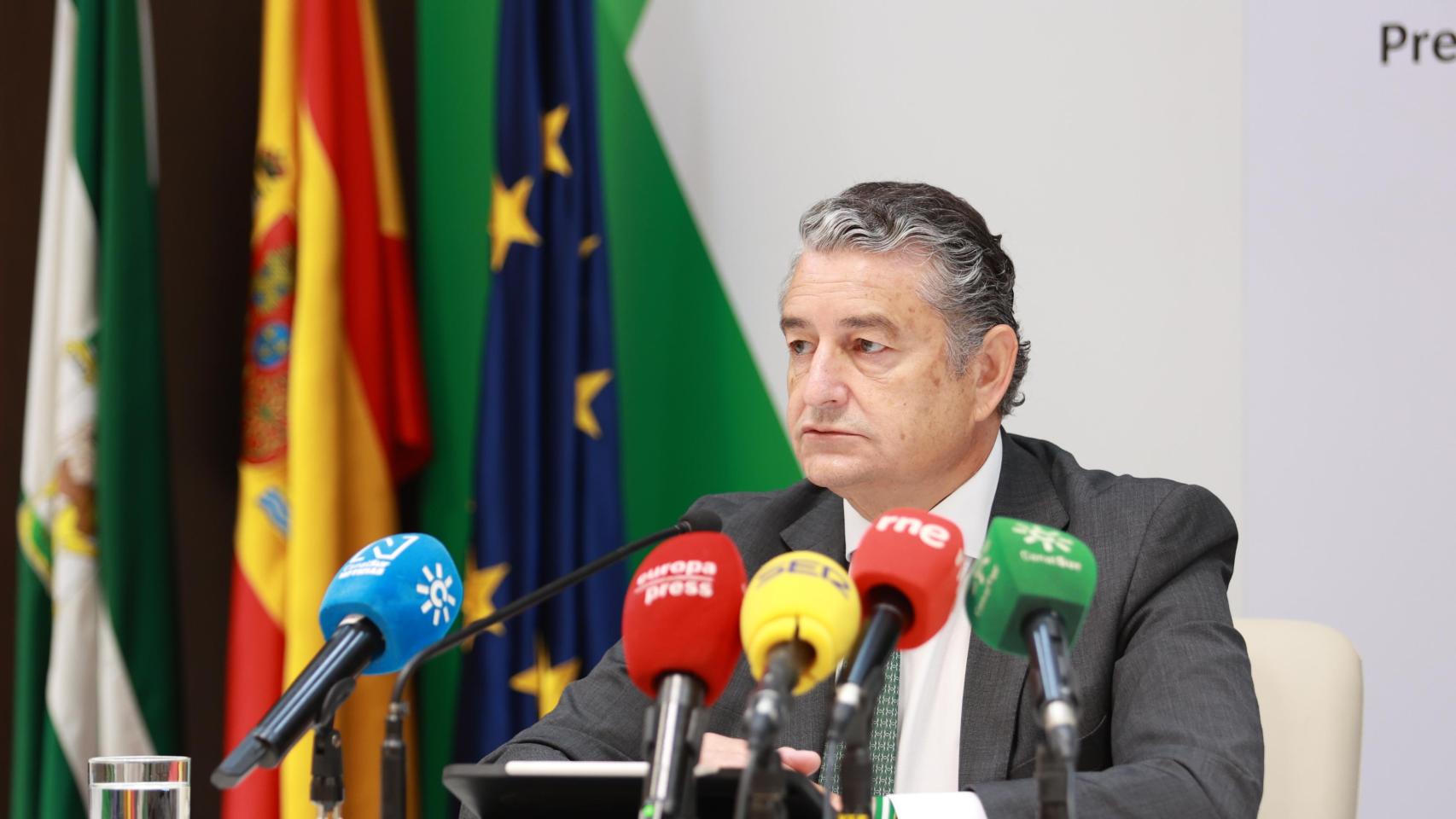 El consejero de en funciones de Sanidad, Presidencia y Emergencias de la Junta de Andalucía, Antonio Sanz, informa sobre el Plan Verano 2026.