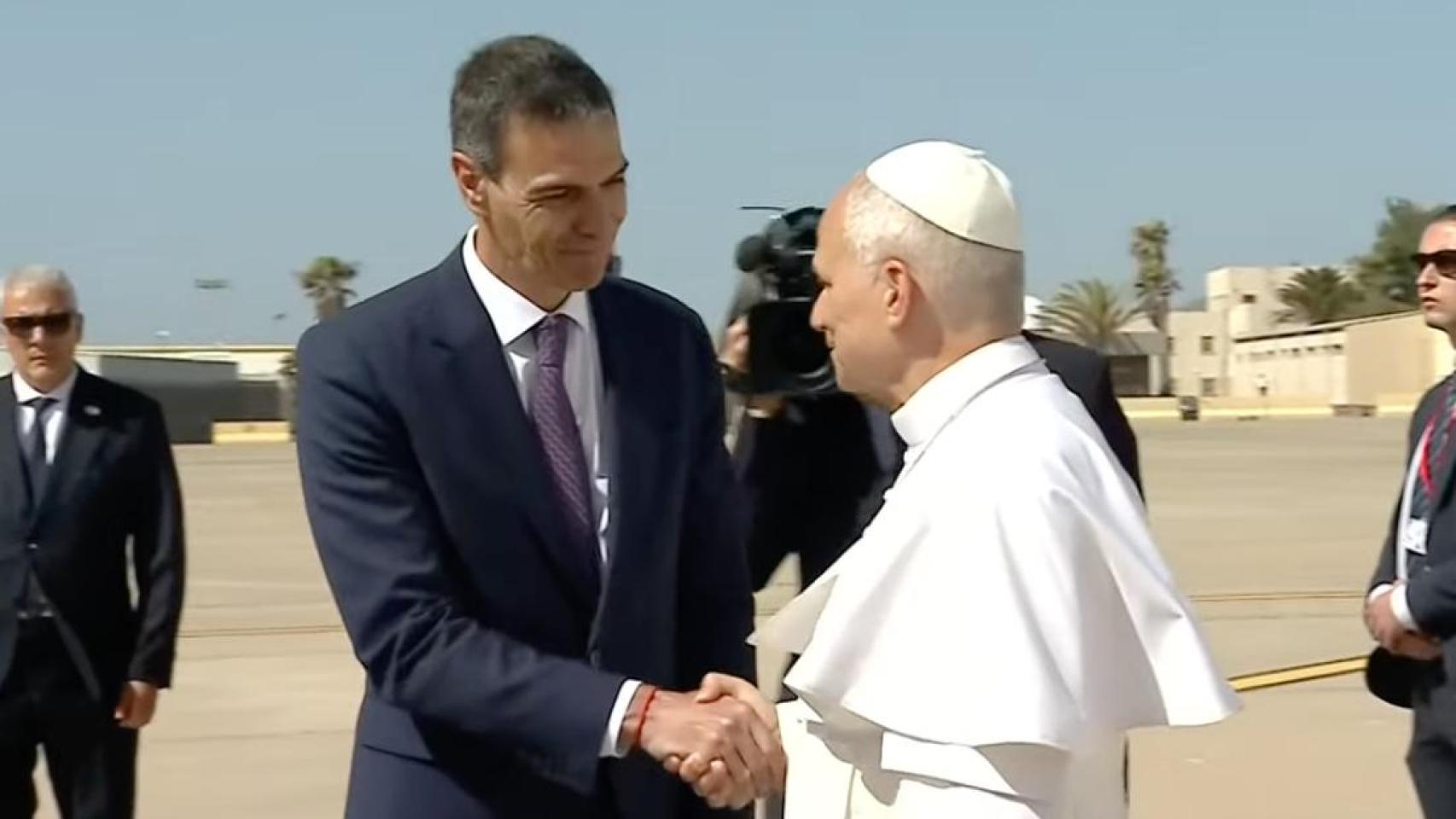 Pedro Sánchez recibe al Papa León XIV en Gran Canaria.