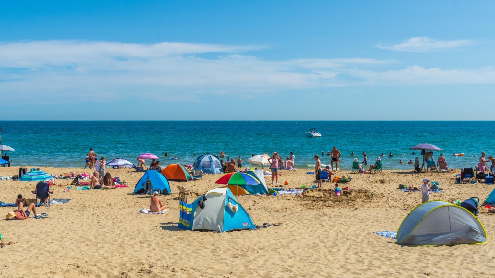 Veraneantes en una playa
