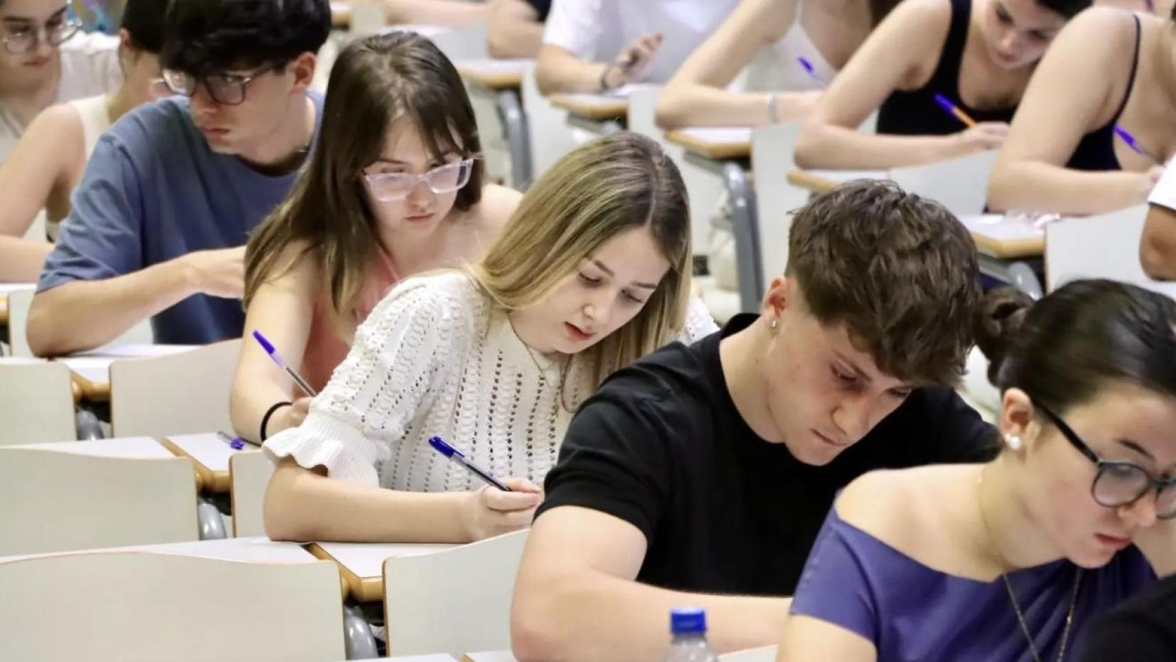Estudiantes haciendo selectividad. 