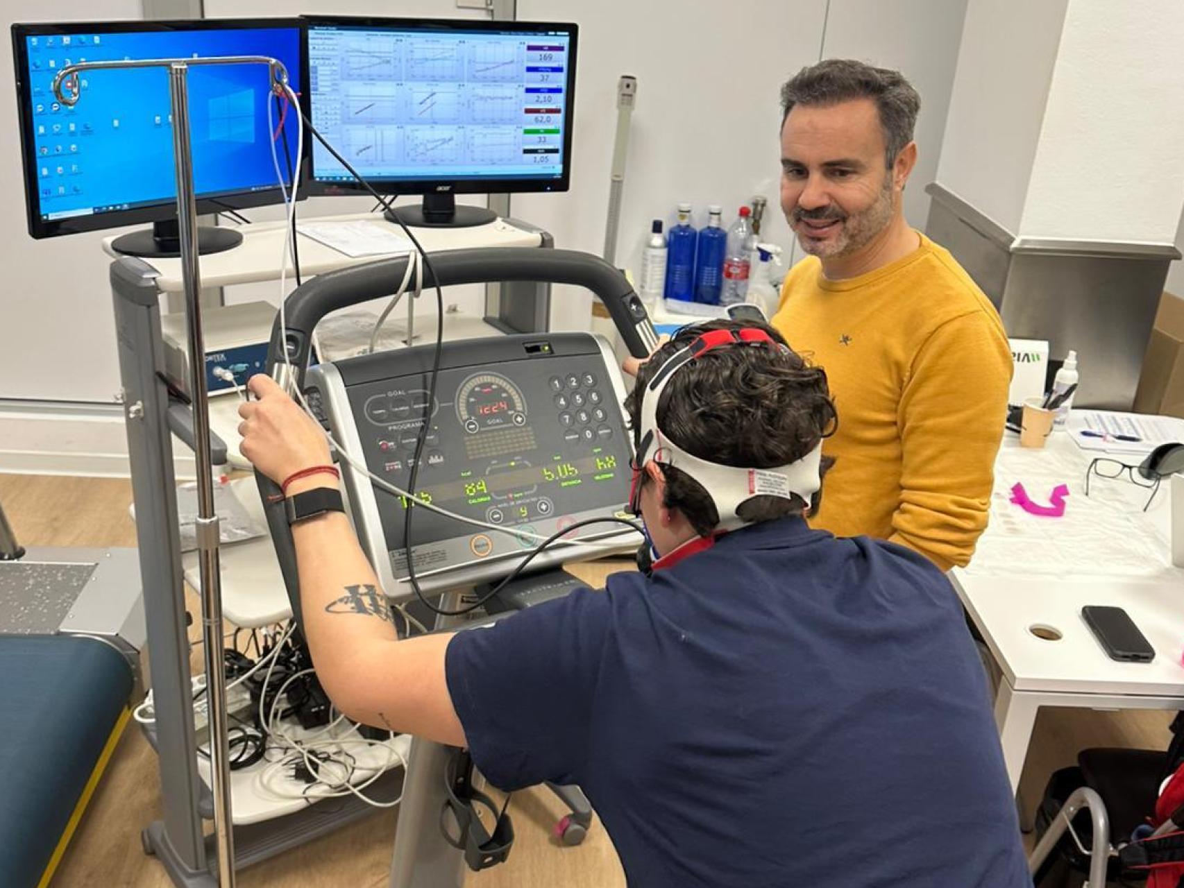 Pedro Emilio Alcaraz supervisa una prueba de esfuerzo en el laboratorio de alto rendimiento de la UCAM