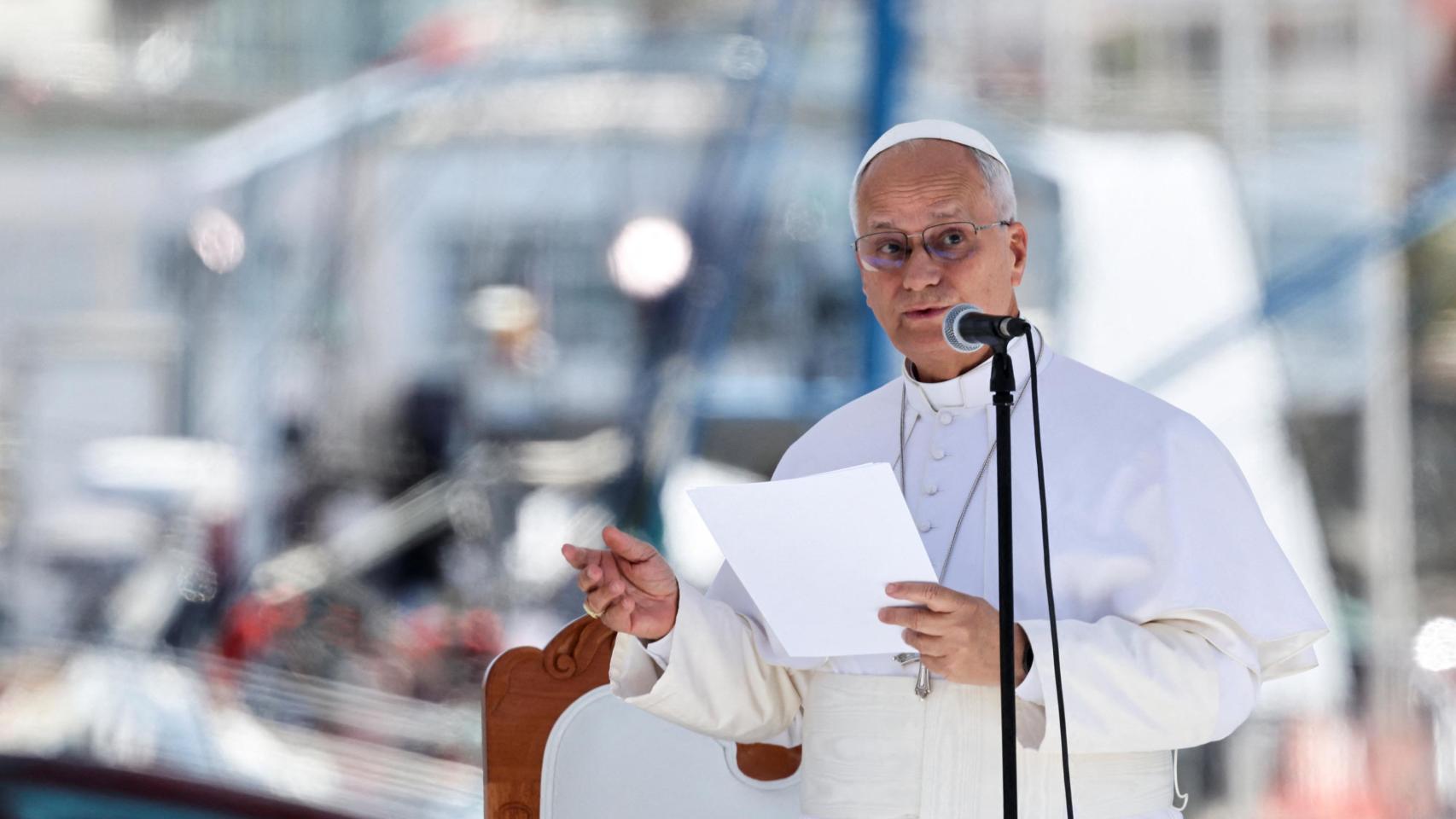 El papa León XIV asiste a una reunión con organizaciones que trabajan con migrantes en el puerto de Arguineguín, durante su viaje apostólico a la isla de Gran Canaria.