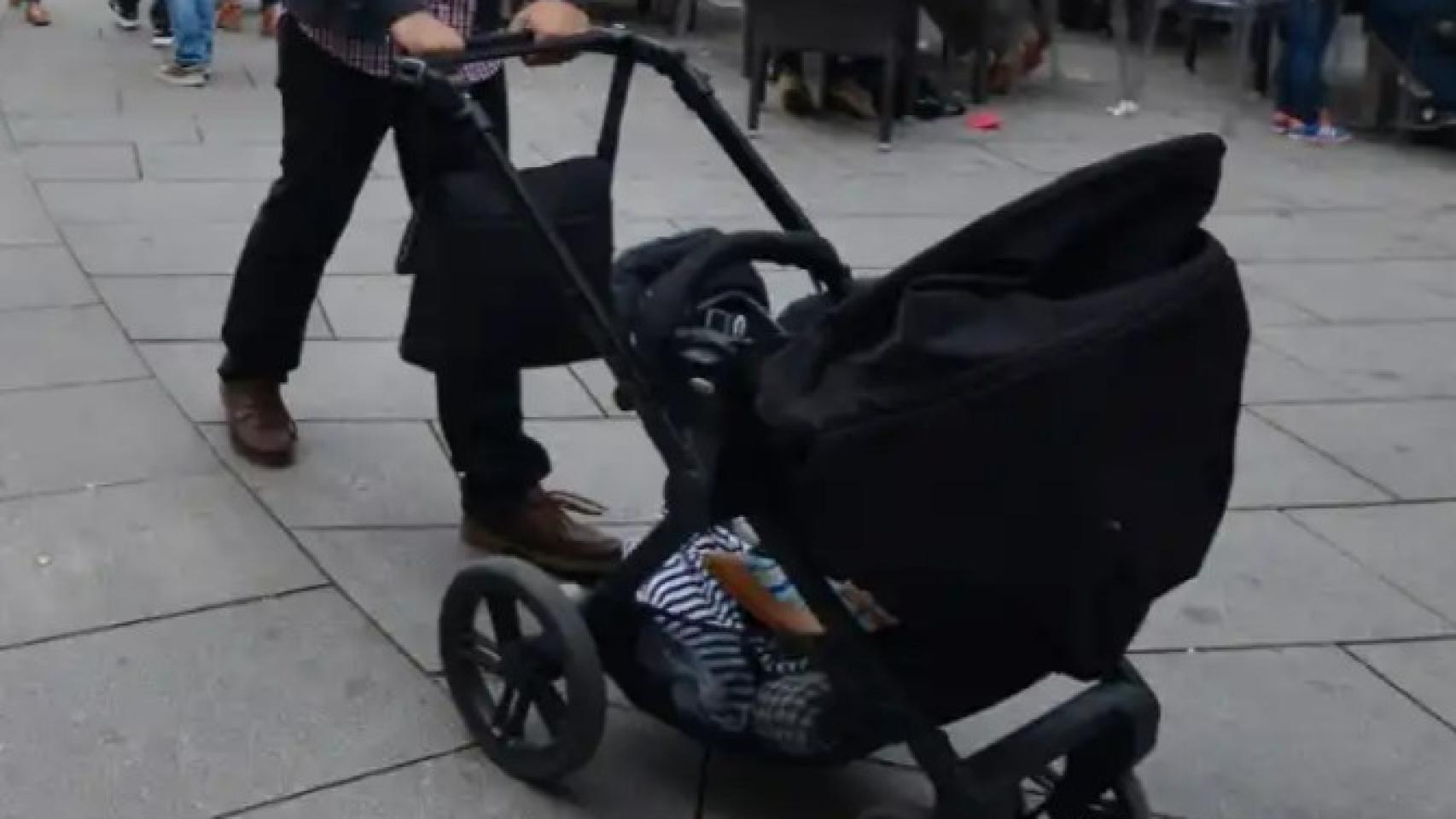 Un hombre pasea con un carrito de bebé