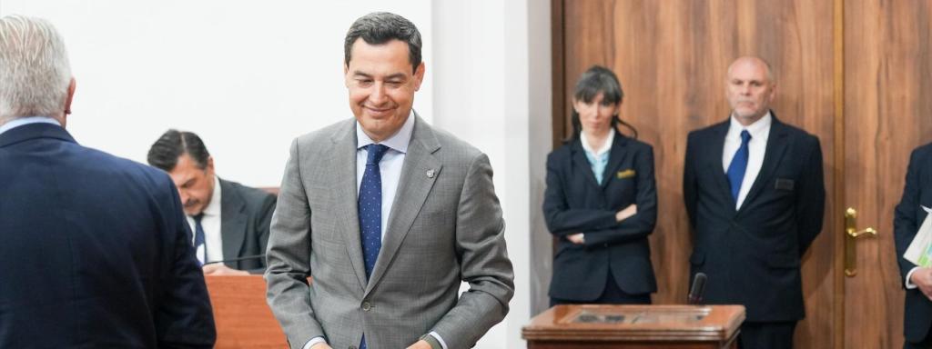 Juanma Moreno en una de las votaciones de la Mesa del Parlamento.