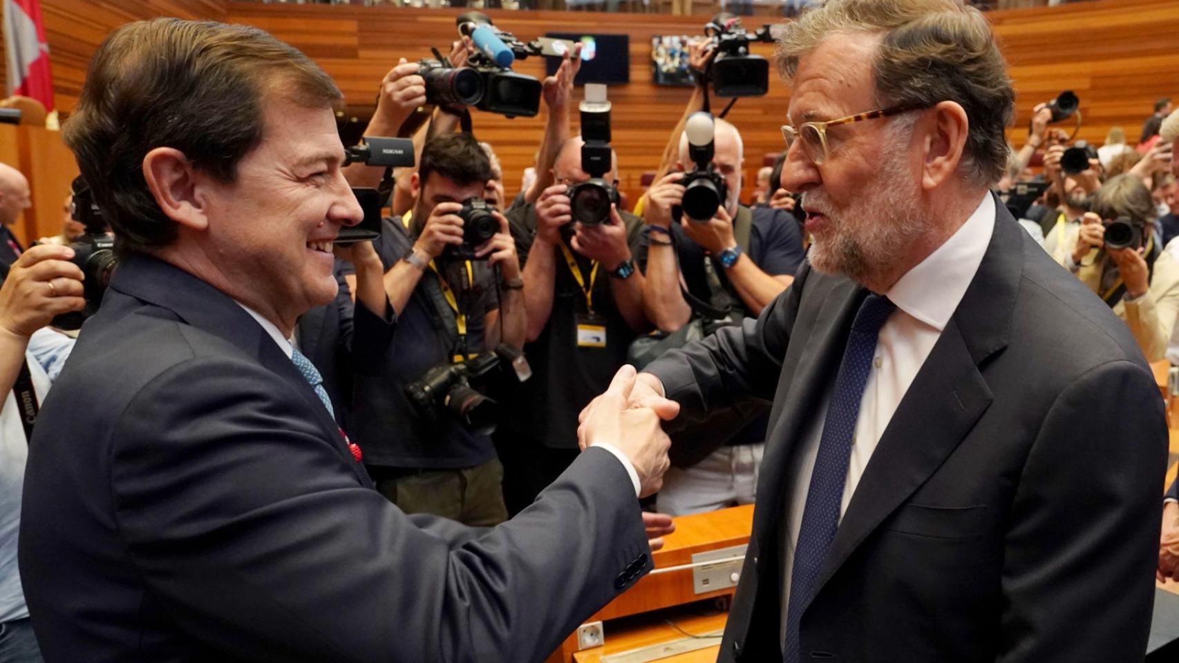Rajoy ensalza a Mañueco como “referente de sensatez” y deja una de sus míticas frases para bendecir el pacto PP-Vox