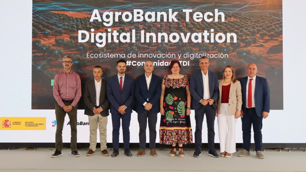 De izquierda a derecha:  Juan Ángel Morejudo, Miguel Espinosa, Miguel Zamora, Jaime Campos, Begoña García Bernal, Juan Luis Vidal, Amparo Torres y José Manuel Martín.