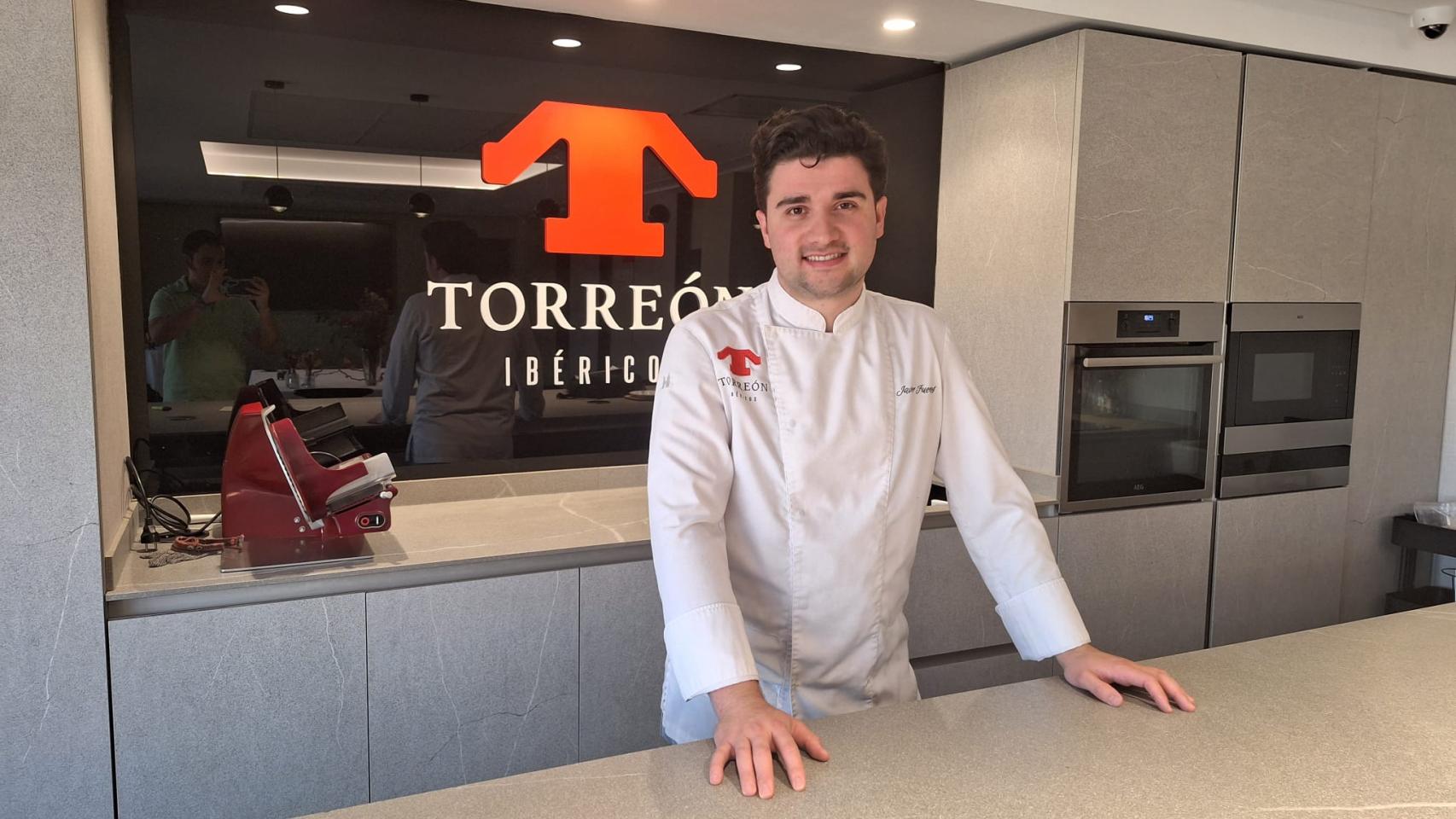 El chef Javier Fuentes del Río en la sala de Omakase del restaurante Torreón Ibérico Experience.