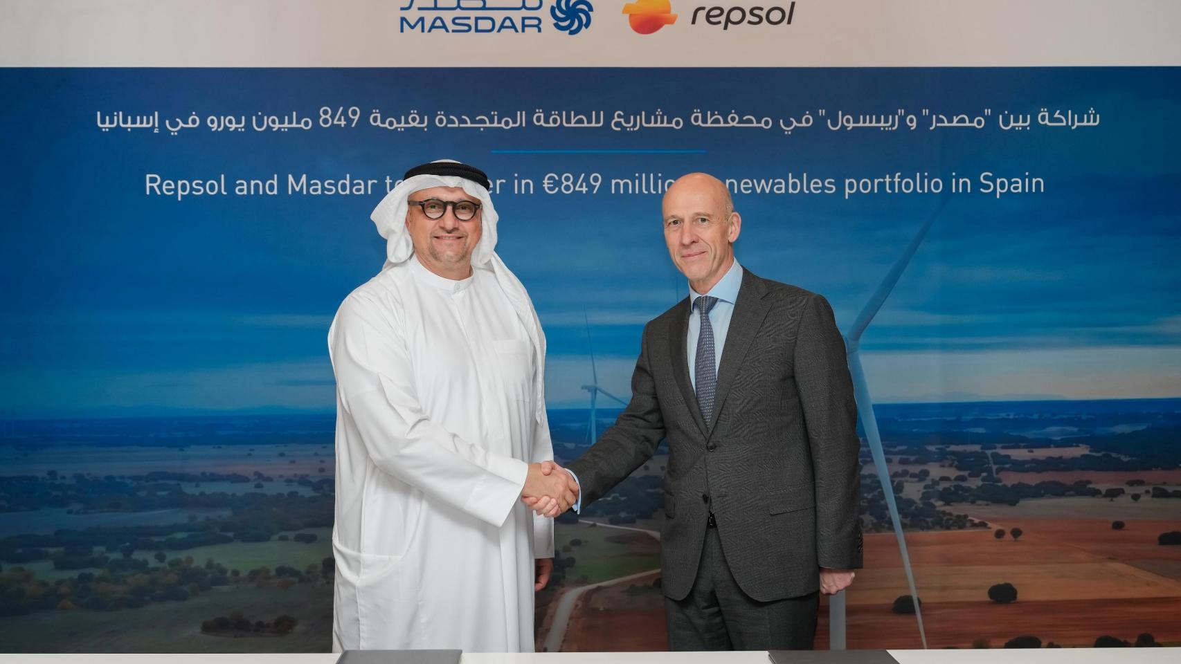 De izquierda a derecha, CEO de Masdar, Mohamed Jameel Al Ramahi, y el director ejecutivo de Generación Baja en Carbono de Repsol, João Costeira.