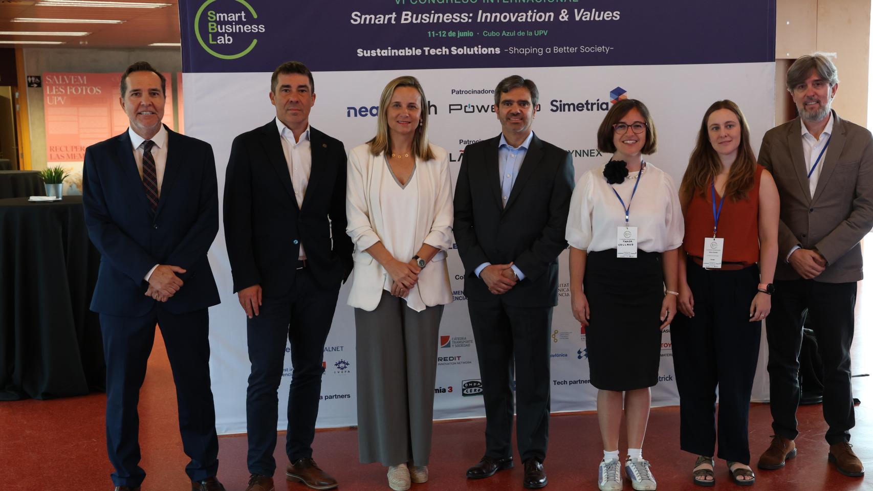  Norberto Martínez, director de Smart Business Lab; Alberto Conejero, vicerrector de Estudiantes y Emprendimiento de la UPV; Paula Llobet, concejala de Innovación del Ayuntamiento de Valencia; Eduardo Pascual, secretario autonómico de Innovación de la Generalitat Valenciana; Tanja Collavo (Universidad de Cambridge); Marta Zaratín, AI Marketing Manager en Google; y Mikel Díez, director de IBM Quantum.