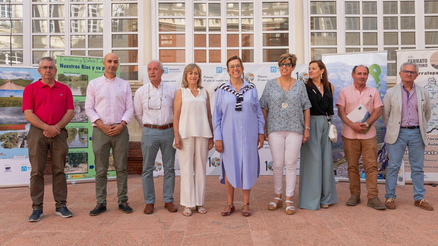 Ángeles Armisén junto a los representantes de los grupos de acción local.
