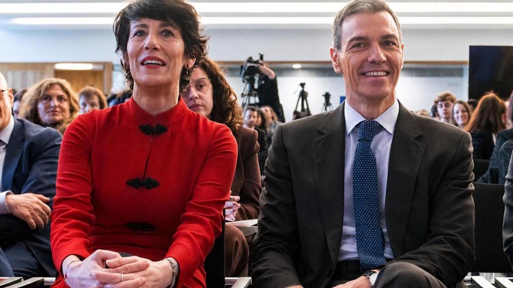 Elma Saiz, ministra de Seguridad Social y Migraciones, y Pedro Sánchez, presidente del Gobierno. 