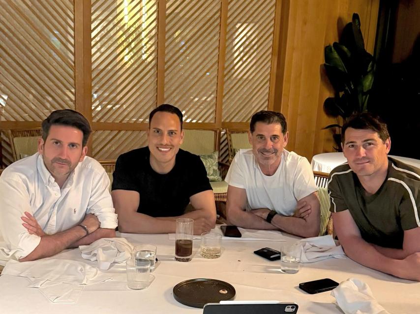 El médico con Iker Casillas, Fernando Hierro y un señor llamado Víctor Dorado.