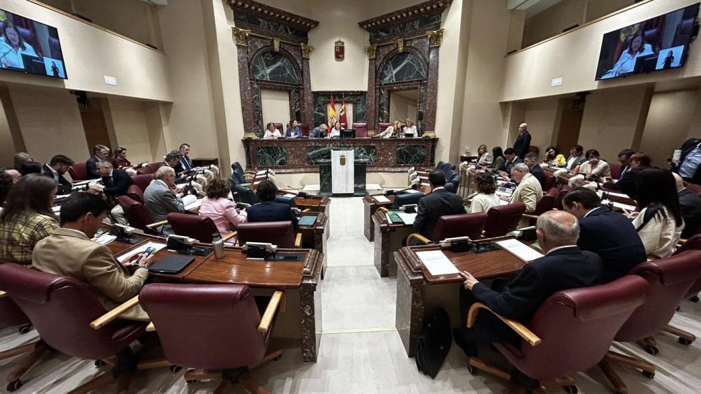 Los diputados, este jueves, en el Pleno de la Asamblea Regional.
