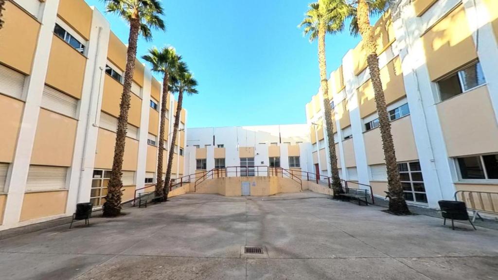 Uno de los patios del IES Guadalpín.