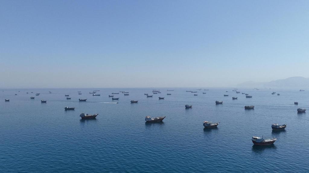 Decenas de buques anclados cerca de Musandam, Oman.
