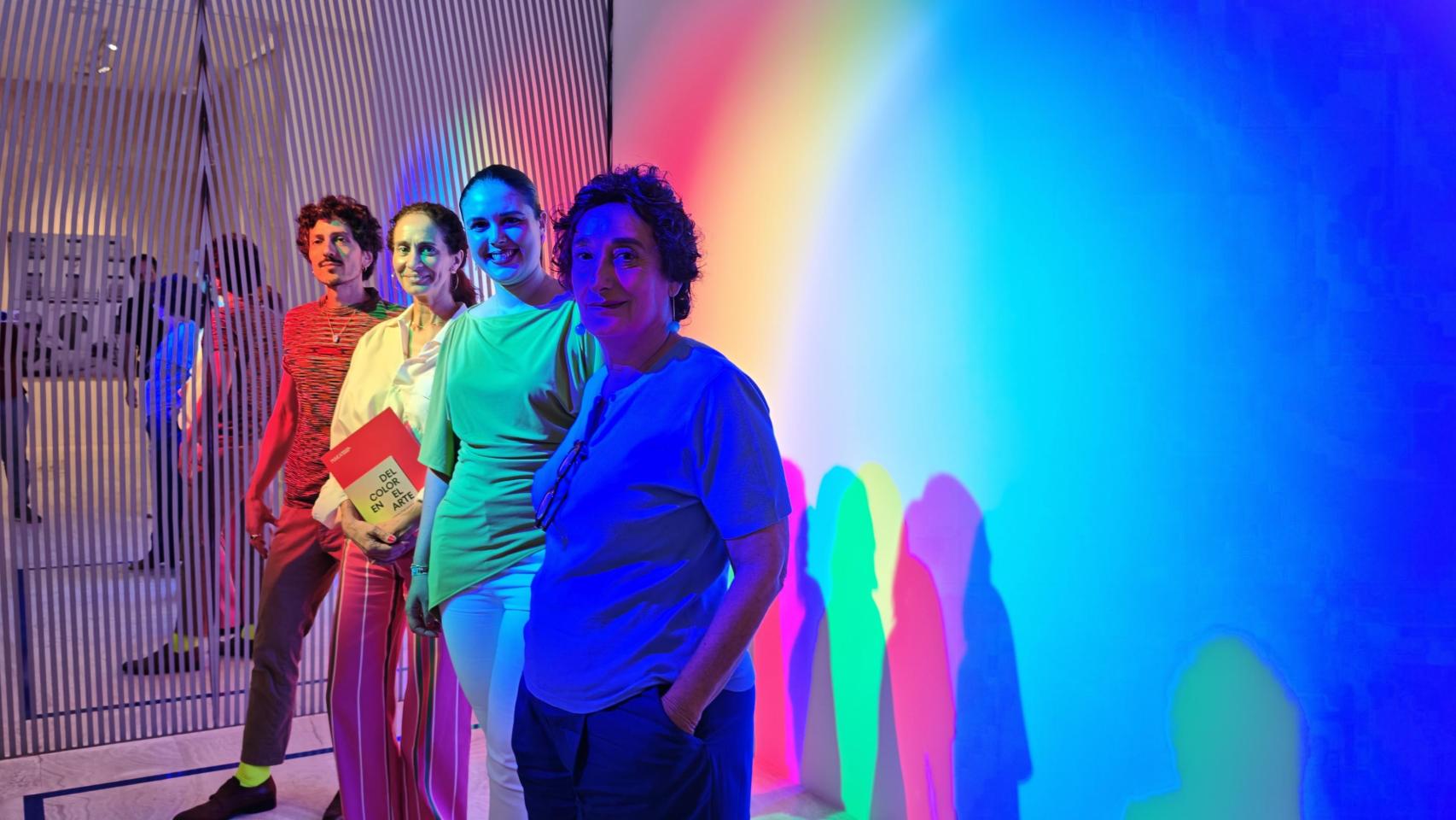 El área de experimentación del color de la muestra en el MACA con sus comisarias y la concejala Beldjilali.