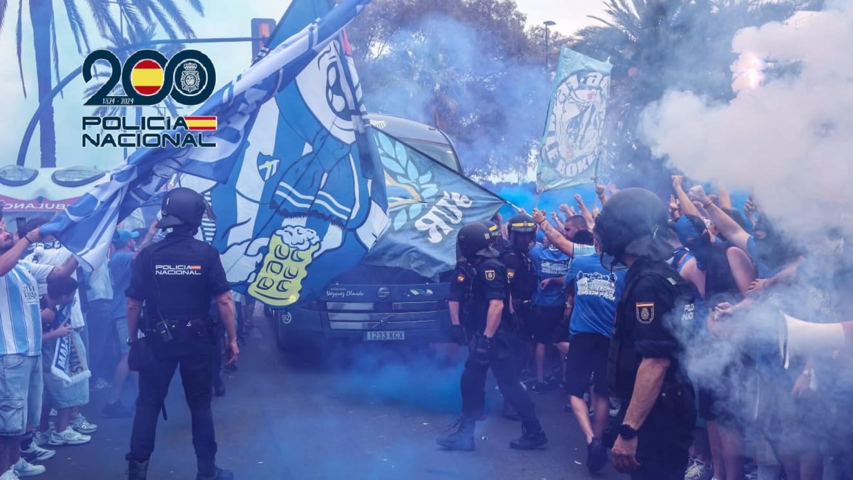 Agentes de la Policía Nacional durante el recibimiento al Málaga CF.