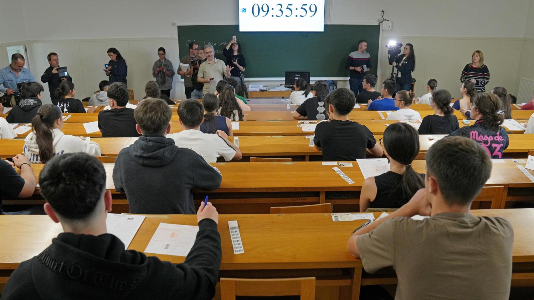 Alumnos durante la PAU 2026 en la Facultad de Ciencias da Comunicación de la Universidad de Santiago de Compostela