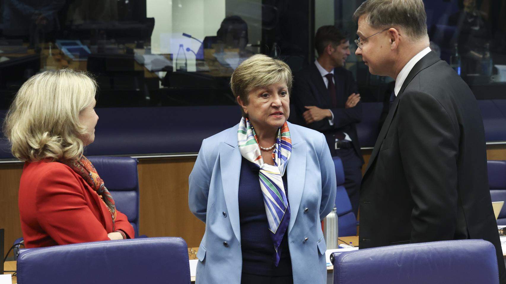La directora gerente del FMI, Kristalina Georgieva, conversa con la presidenta del BEI, Nadia Calviño, y el comisario de Asuntos Económicos, Valdis Dombrovskis, durante el Eurogrupo de este lunes en Luxemburgo
