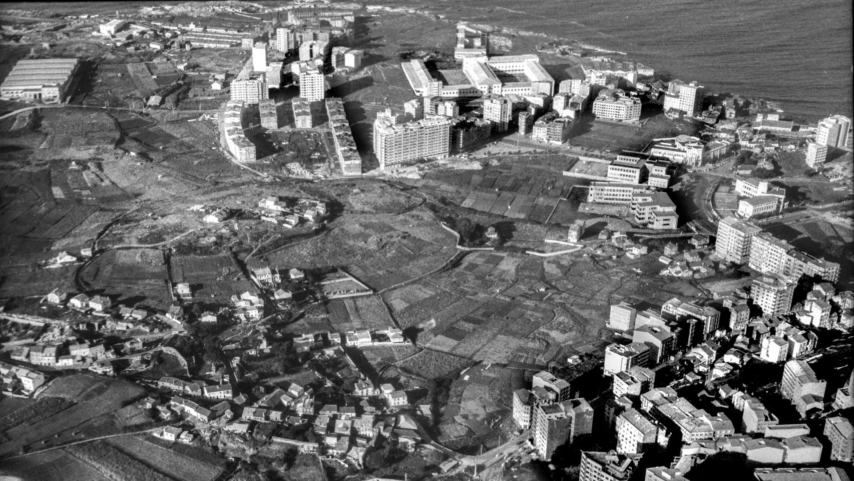 Imagen aérea de los barrios de Labañou y San Roque de Afora en 1971.