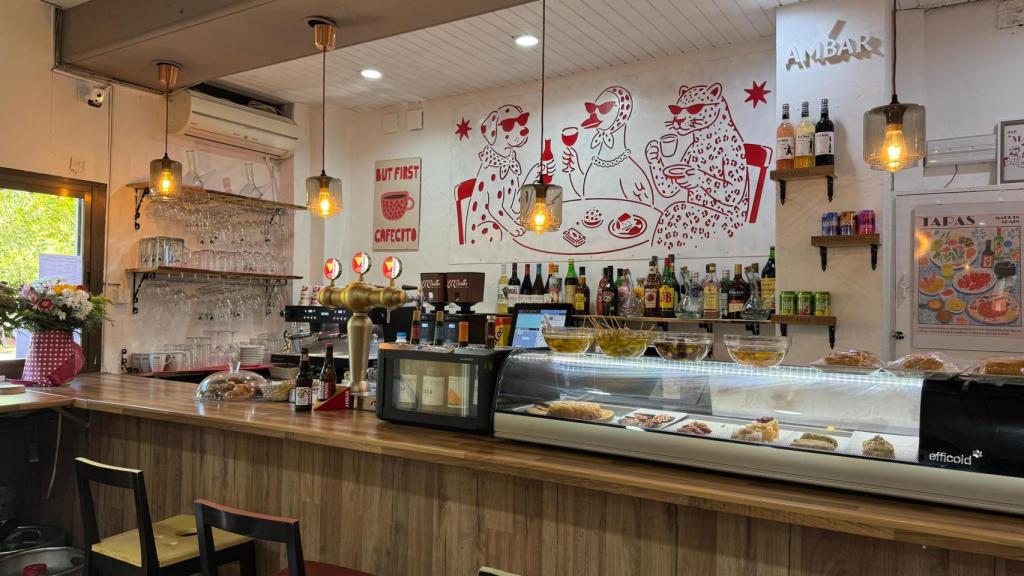 Interior del local, con una amplia barra de tapas.