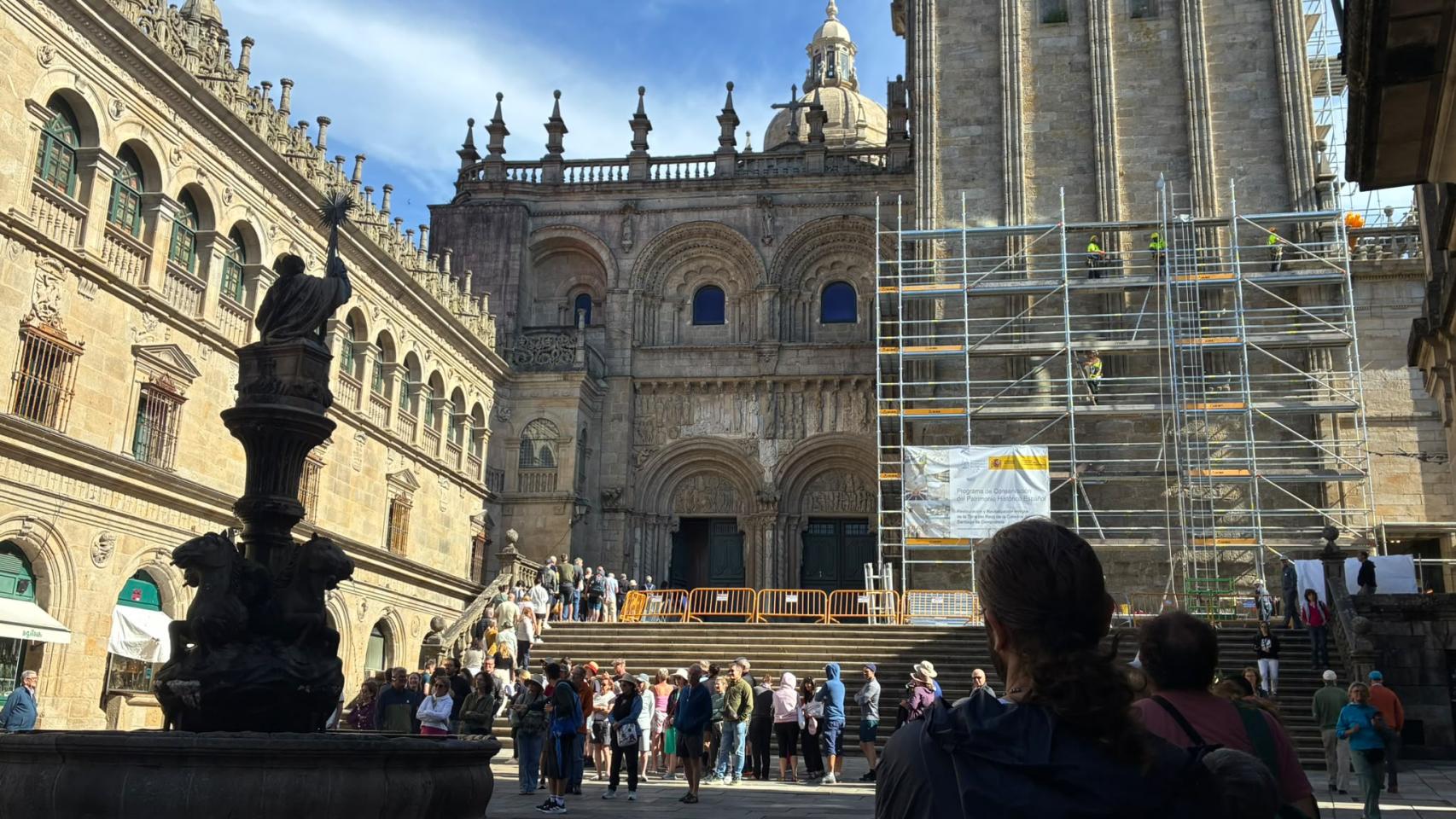 Cola de turistas para entrar en la Catedral de Santiago