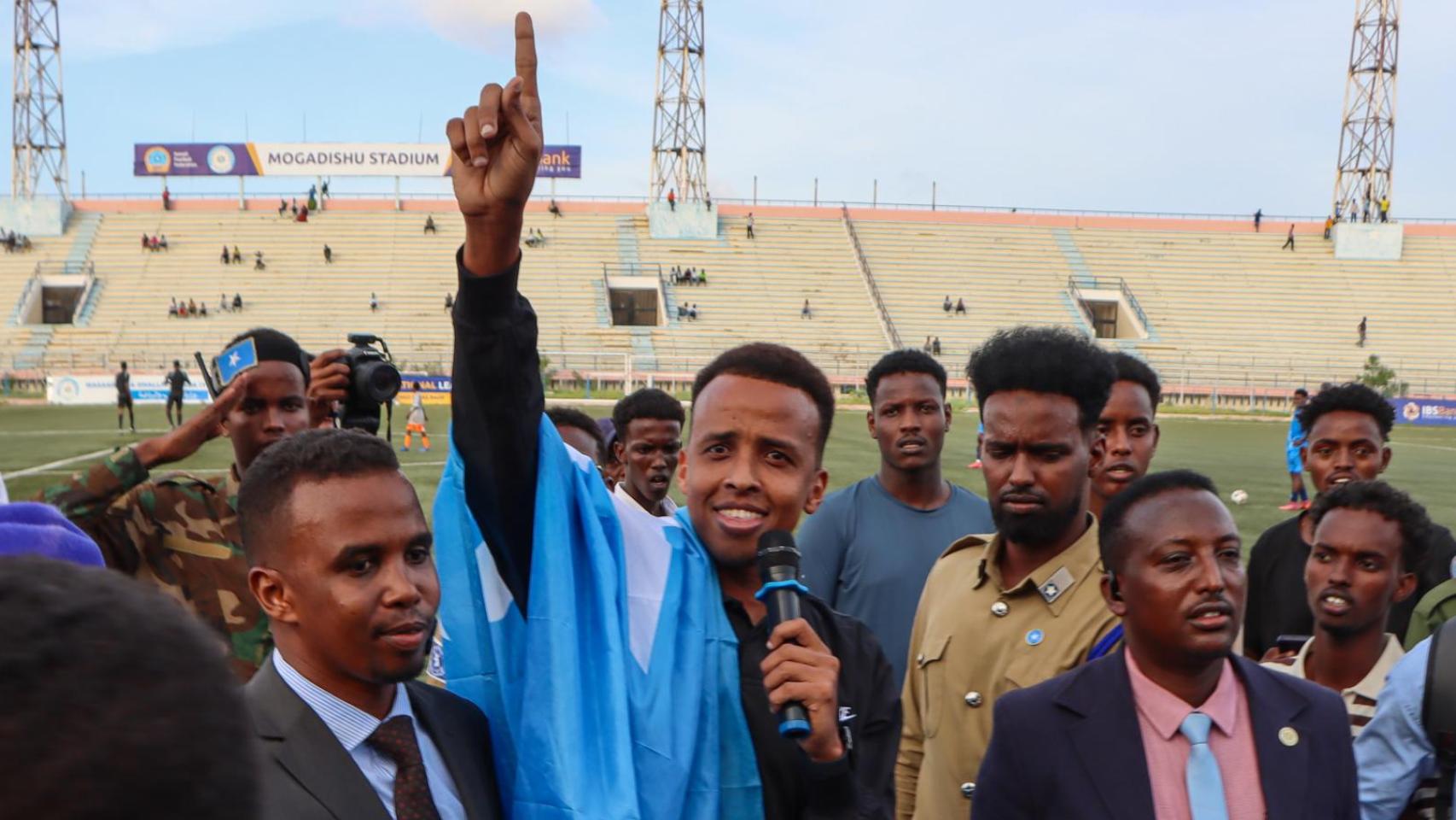 Omar Abdulkadir Artan es aclamado por aficionados a su llegada al aeropuerto de Mogadiscio.