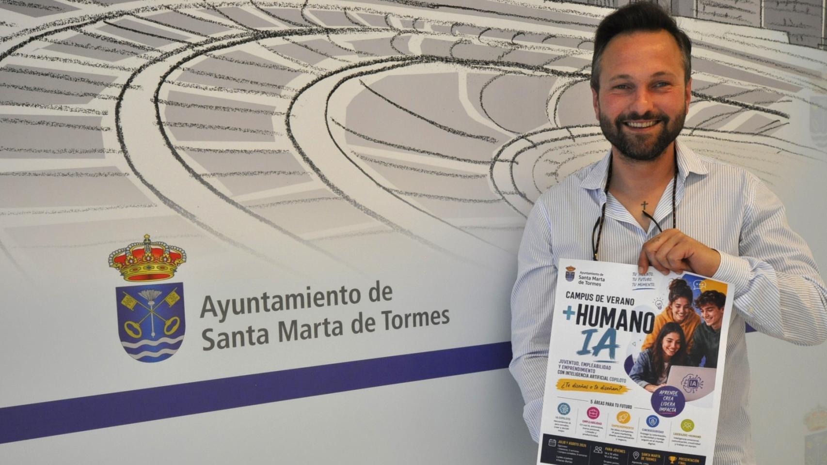El concejal de Juventud, Norberto Flores, presenta el campus veraniego de IA para jóvenes de Santa Marta de Tormes