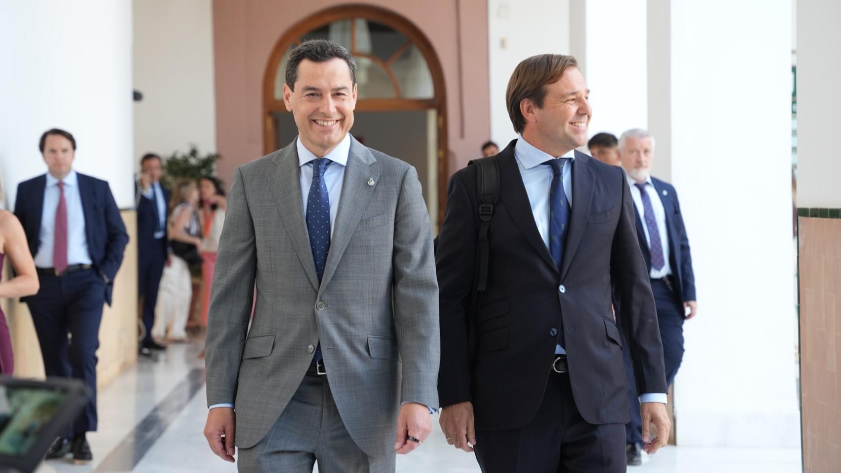 El presidente en funciones de la Junta de Andalucía, Juanma Moreno, a su llegada al salón de plenos del Parlamento