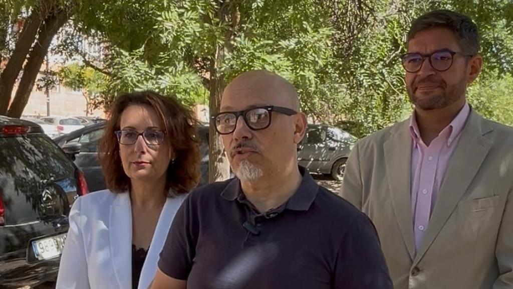 La portavoz de Vox en Zaragoza, Eva Torres, junto a los concejales David Flores y Armando Martínez.