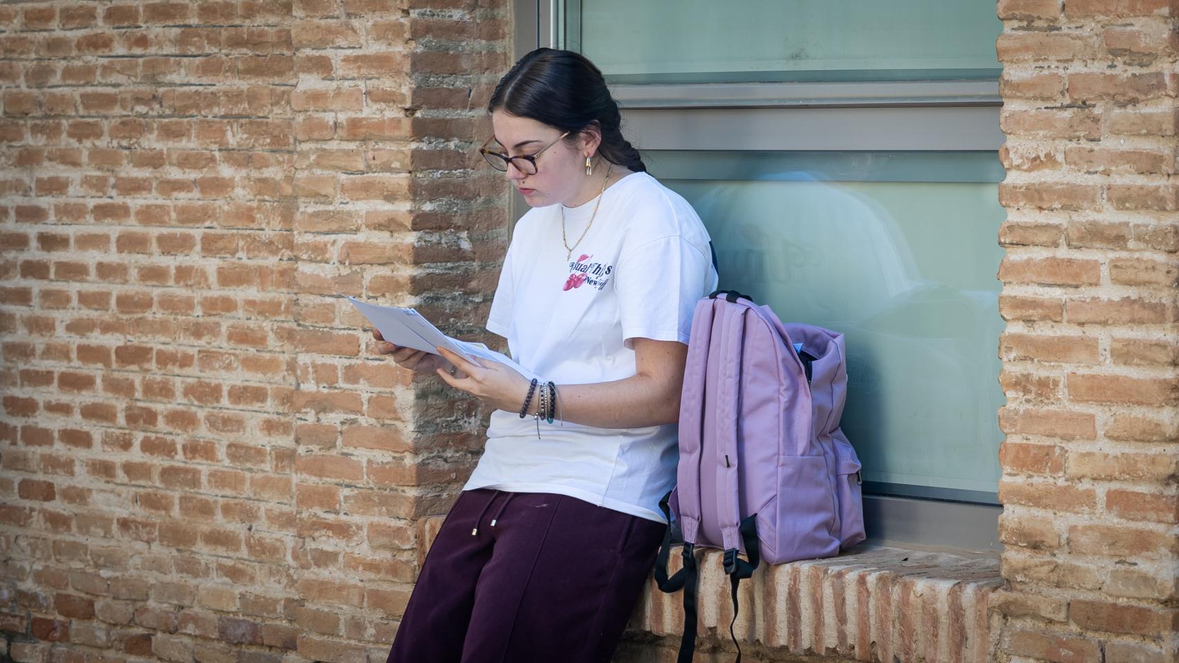 Una joven repasando para la PAU 2026.