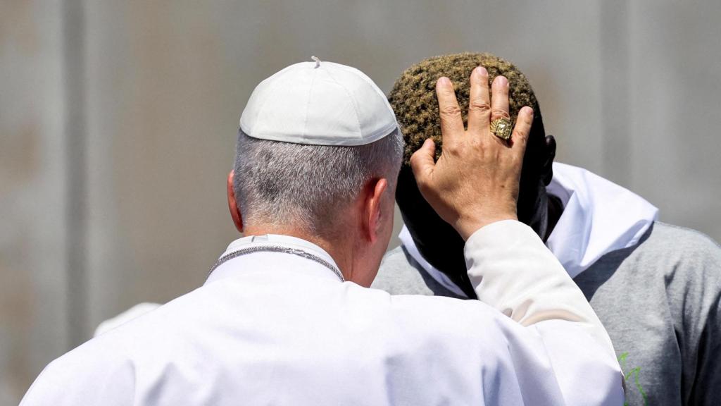 El papa León XIV bendice a Pa, uno de los migrantes con los que realizó una ofrenda floral en memoria de los migrantes fallecidos en el mar, en el muelle del puerto de Arguineguín, este jueves.