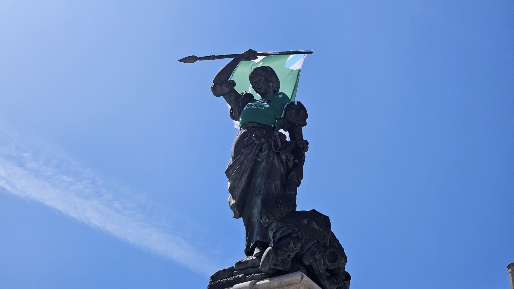 La estatua de María Pita, en A Coruña, vestida con los colores del Liceo.