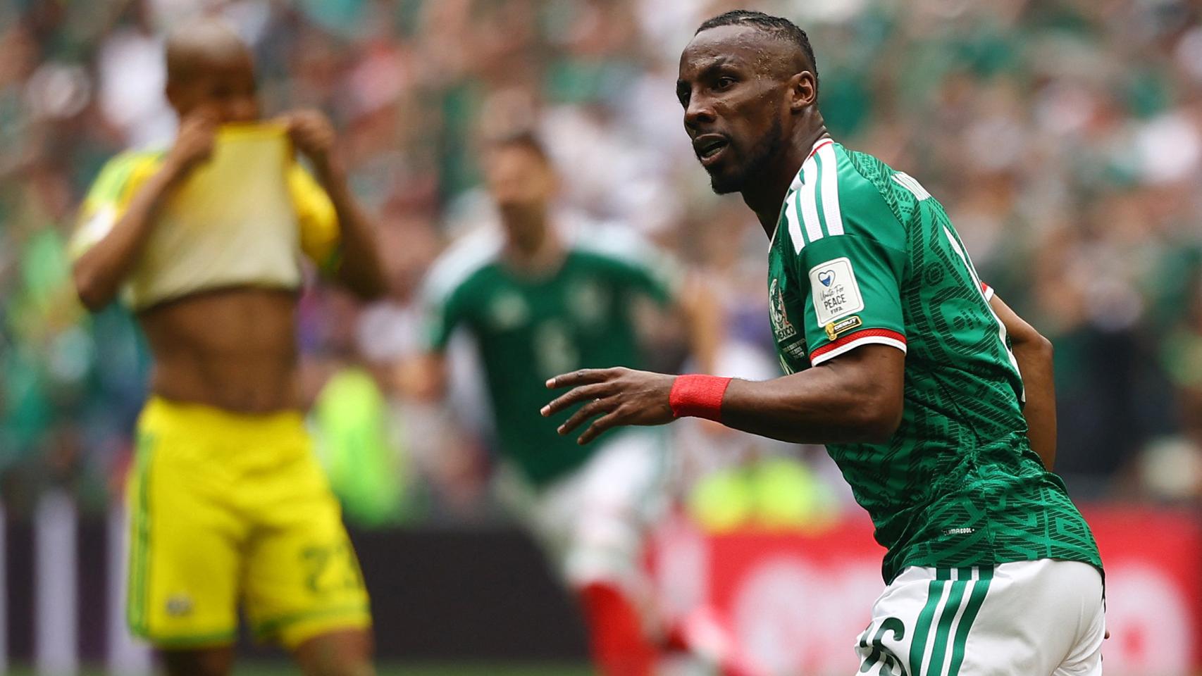 Julián Quiñones celebra su gol con México ante Sudáfrica.