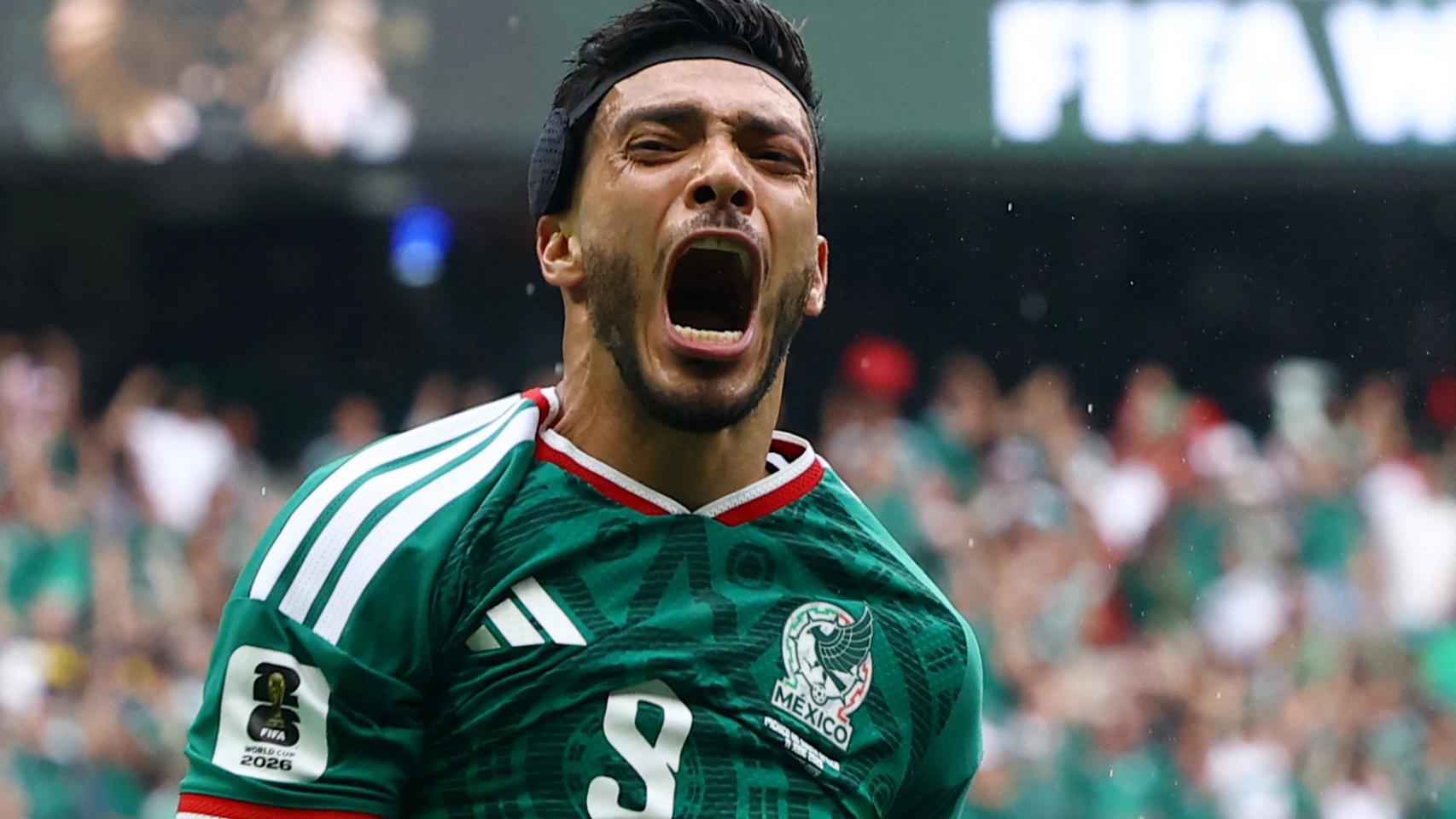 Raúl Jiménez celebra su gol ante Sudáfrica en el partido inaugural del Mundial.