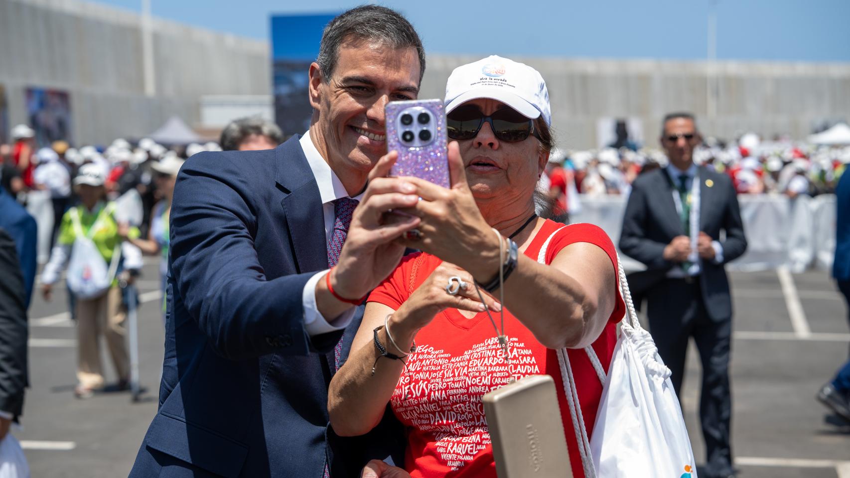 La fotogalería de Sánchez en Arguineguín: se pega al Papa en Canarias mientras el PSOE vota a favor de la eutanasia