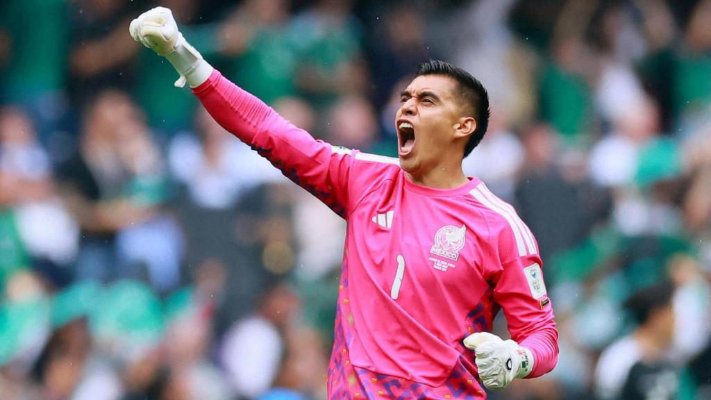 Rangel celebra uno de los goles de México.