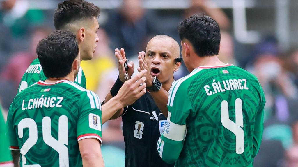 Los jugadores de México discuten con el árbitro.