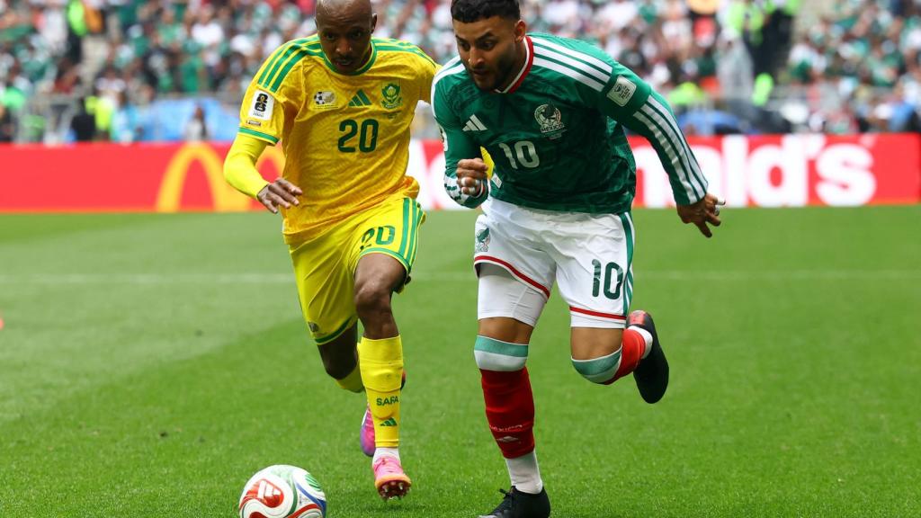 Alexis Vega se lleva el balón.