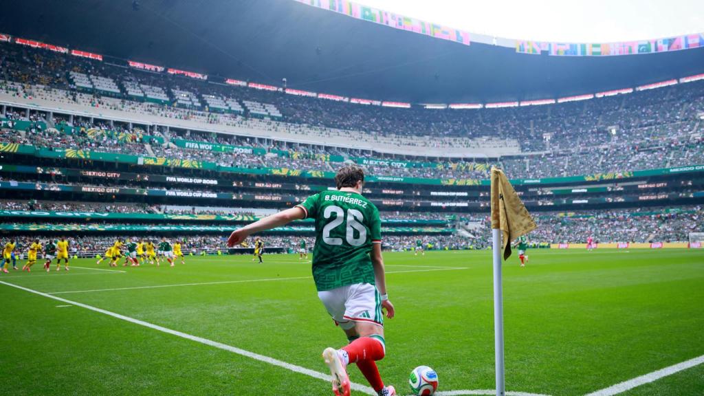 Brian Gutiérrez ejecuta un centro en el Estadio Azteca de la Ciudad de México.