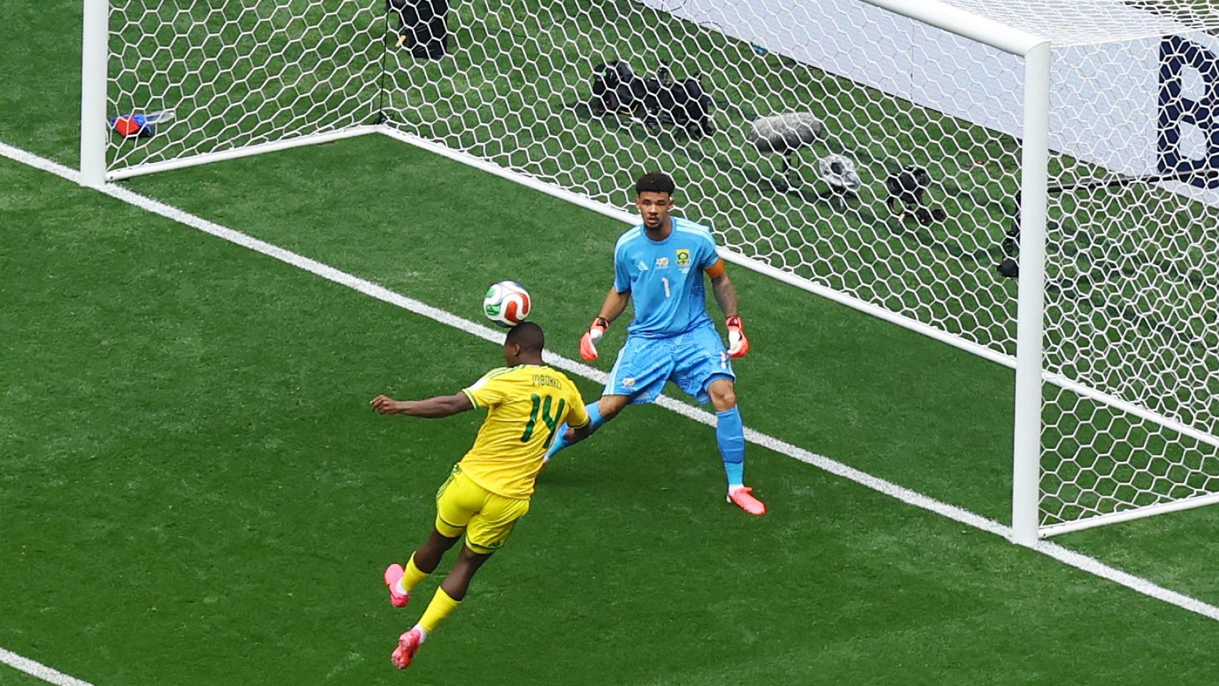 Dos jugadores de Sudáfrica en el partido contra México.