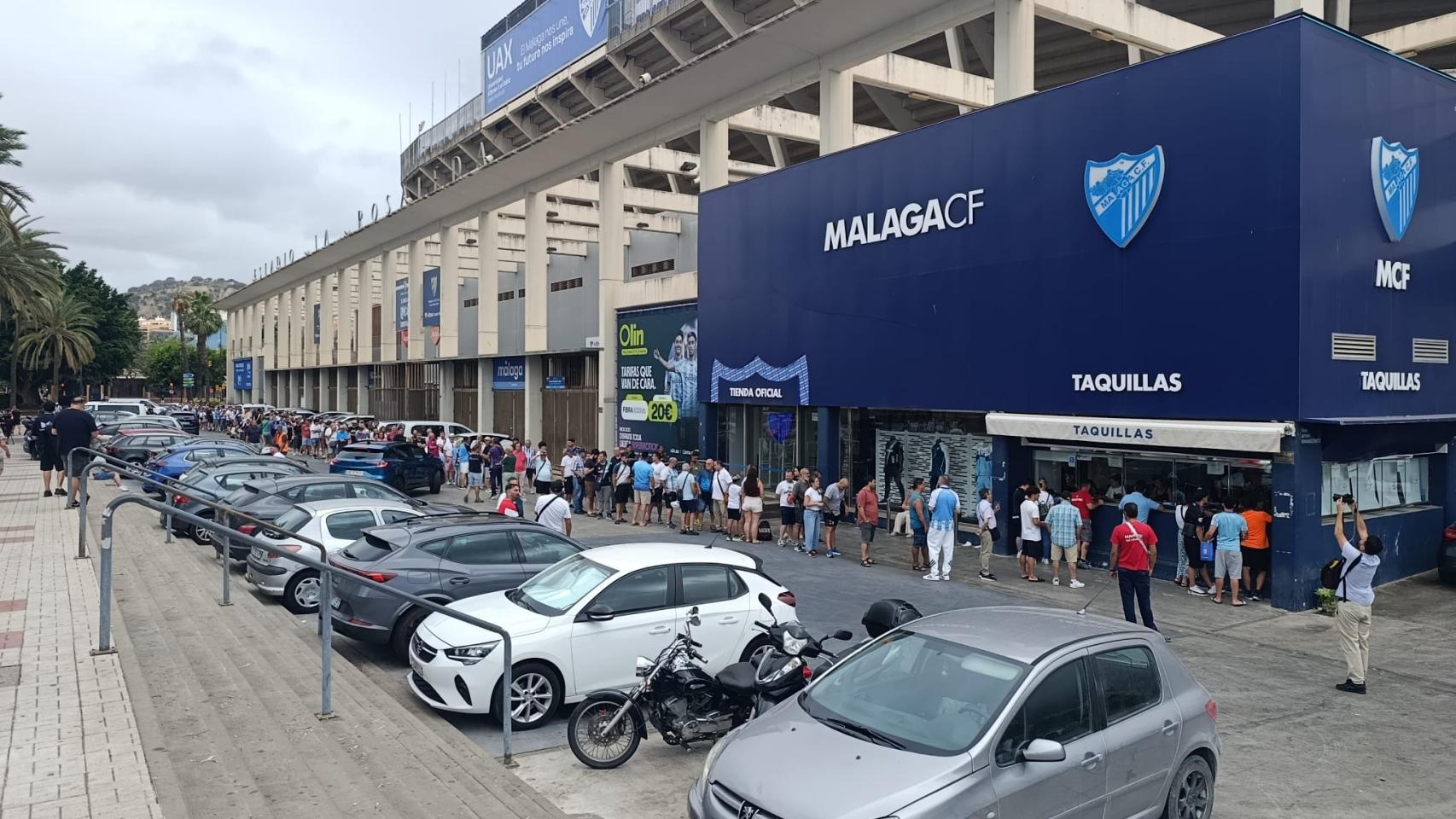 Colas en el estadio de La Rosaleda para la compra de entradas de la final del playoff de ascenso.