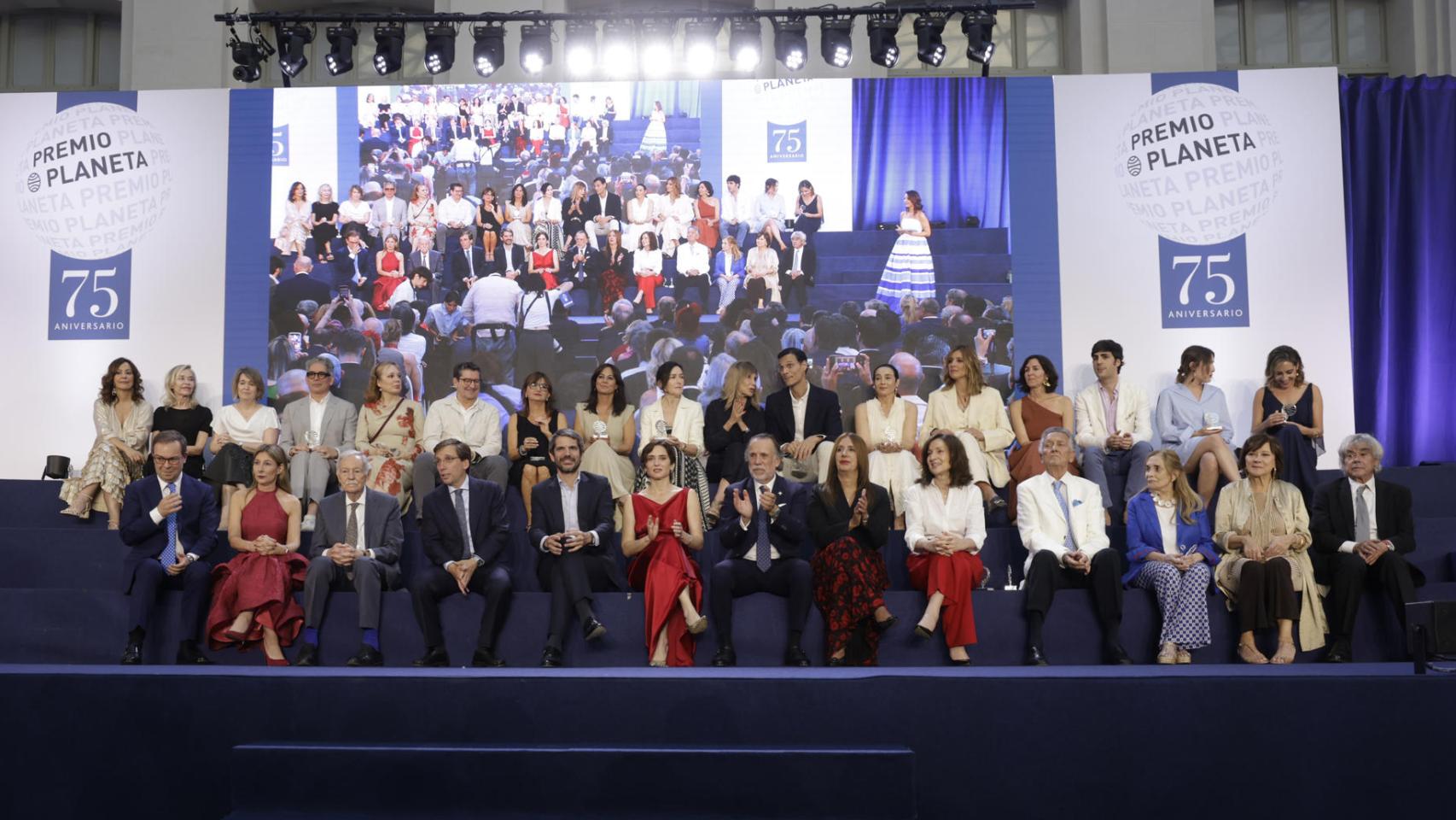 Fotografía de familia de los asistentes a la celebración del 75 aniversario del Premio Planeta. Foto: EFE / Juanjo Martín