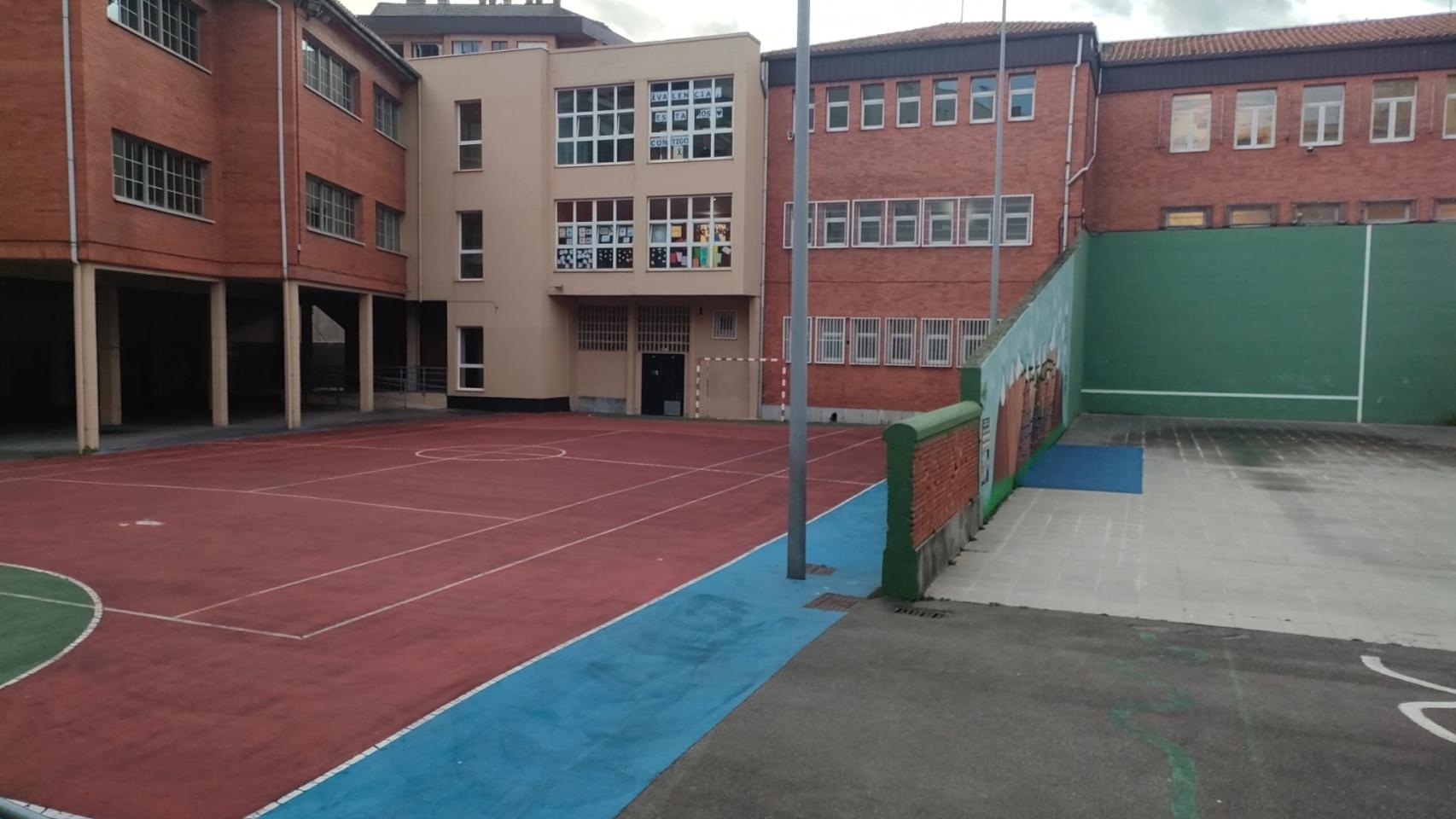 Interior del patio de un colegio con las canchas de baloncesto vacías.