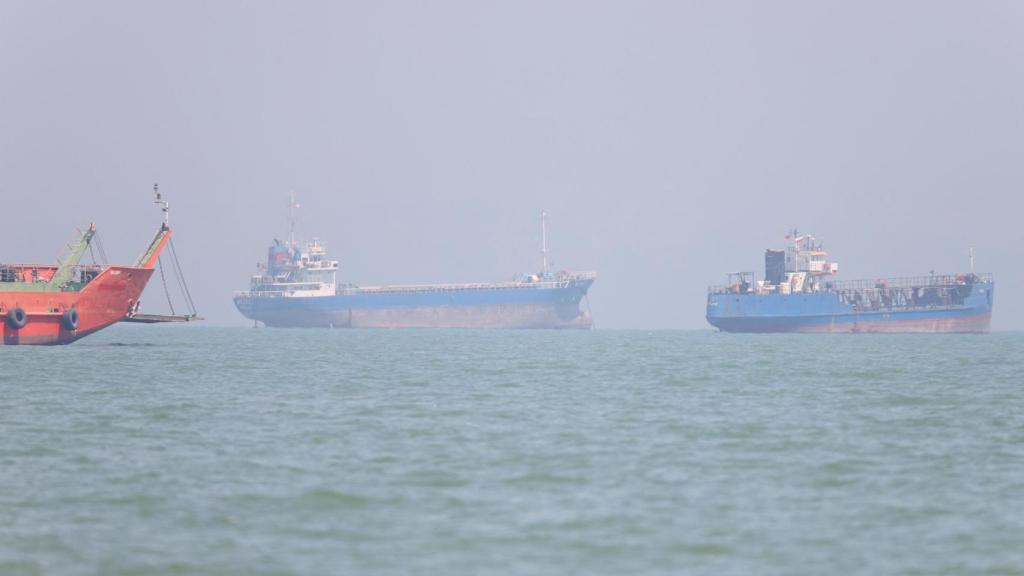 Varios cargueros cerca de la costa de Bandar Abbas, en Irán.