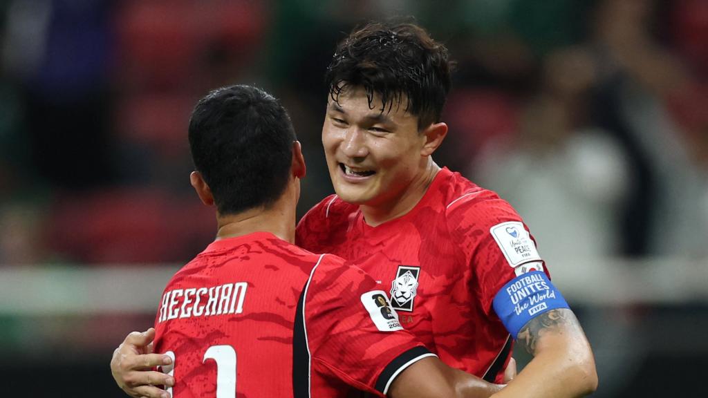 Los futbolistas de Corea celebran un gol ante la República Checa.